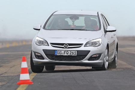 Opel Astra 1.4 Turbo Fun, Frontansicht, Slalom