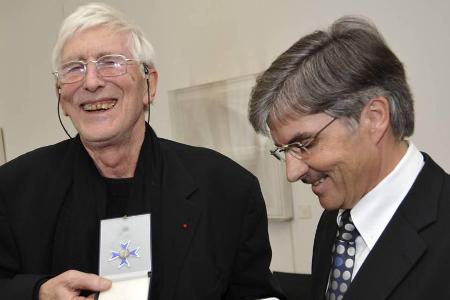 Tomi Ungerer (l.) erhielt am 27. Februar 2008 von Landtagspräsident Hans Ley (CDU) den Saarländischen Verdienstorden