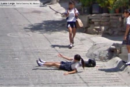 Eine Schülerin aus Santa Catarina in Mexiko rutscht aus und fällt auf die Straße - gerade in dem Augenblick, als das Google ...