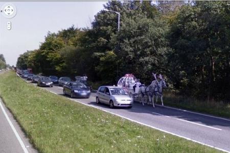 Die Hochzeitskutsche sorgte in South Bucks (Großbritannien) für einen kleinen Stau…