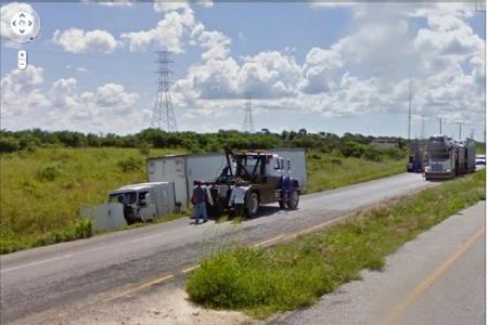 Ob es der kleine Abschleppwagen tatsächlich geschafft hat, den großen LKW aus den Graben in Sabancuy Estuary (Mexiko) zu zie...