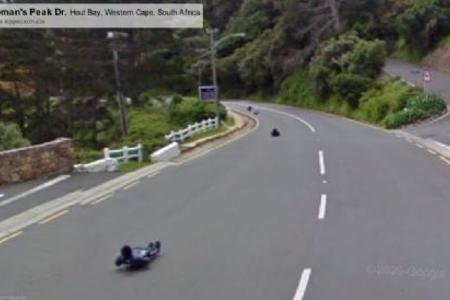 Dieses gefährliche Rennen sichtete eine Google-Street-View-Fahrzeug am Hout Bay in Südafrika.