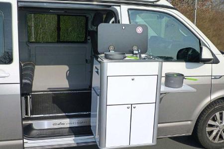 Aus dem Hause Reimo kommt zur neuen Saison ein schwenkbarer und abnehmbarer Küchenblock für den Weekender KR auf Basis VW T6...
