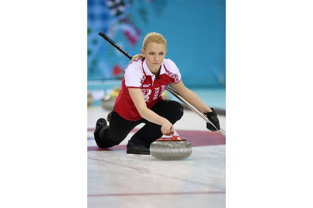 Alexandra Saltova Curling.jpg