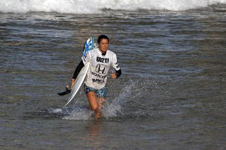 Malia Manuel Surfen.jpg