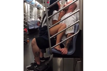 Dieses Paar hat Sex in der U-Bahn Dieses Paar hat Sex in der U-Bahn