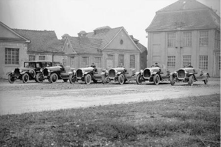 Eine Reihe Maybach Typ W 3 die 1921 auf ihre Überführung zur Karosseriefirma warten.