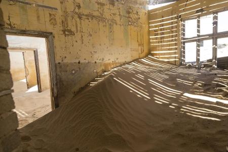 Die Diamantenfelder waren allerdings recht schnell abgebaut. Ab 1930 verließen die Bewohner Kolmanskop wieder und überließen...