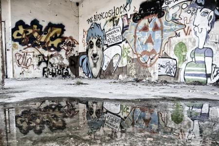 Eine Reihe von Erdrutschen auf den Zufahrtsstraßen machte Bagnos Unterfangen unmöglich. Da zu diesem Zeitpunkt bereits alle ...