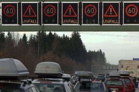 Nach einem ausgeschalteten Verkehrsleitsystem über der Autobahn (elektronische Schilderbrücke) ist die Geschwindigkeitsbegre...
