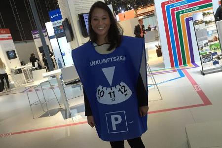 Menschliche Parkscheibe IAA 2015