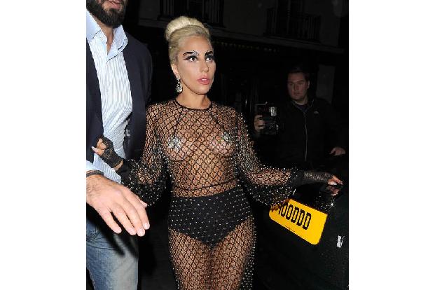 Lady Gaga ist für ihre ungewöhnlichen Outfits bekannt und trägt des Öfteren wenig Stoff am Körper. Bei einer Partynacht in L...