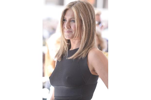 ...war offenbar Jennifer Aniston. Beim Toronto International Film Festival 2014 verzichtete die Schauspielerin auf einen BH ...