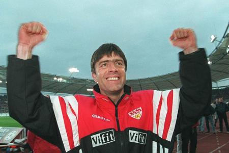 Der damals noch eher leger gekleidete Löw weiß beim VfB zu überzeugen. In seiner ersten Amtszeit führt er Stuttgart auf Plat...