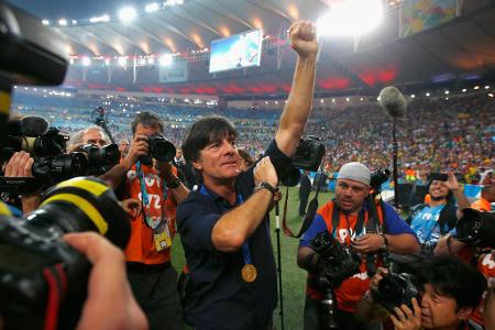 Im Jahr 2014 ist es dann endlich soweit: Löw kann endlich einen Titel mit der Nationalmannschaft einfahren. Nach dem Gewinn ...