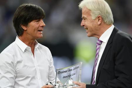 Getragen durch den Erfolg bei der Weltmeisterschaft gewinnt Löw allerdings in Deutschland und bei der FIFA-Wahl den Titel al...