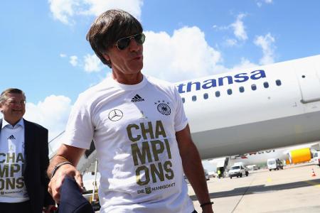 Ein Jahr vor der WM in Russland gewinnt Löw mit einer jungen B-Mannschaft etwas überraschend den Confed Cup. 'Dass es gerade...