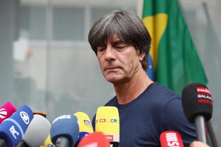 Wenige Tage nach dem Aus bei der WM bestätigt Löw, dass er Bundestrainer bleibt. Die Reaktionen im Land sind gespalten. Nich...