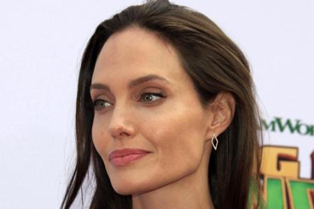 Irgendwie passt das zu Angelina Jolie: Die Frau von Brad Pitt hat nämlich ein ungewöhnliches Hobby: Messerwerfen. Für ihre R...