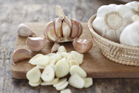 Vielleicht keine große Freude für die Mitmenschen, aber Knoblauch unterstützt den Entgiftungsprozess. Es enthält schwefelhal...