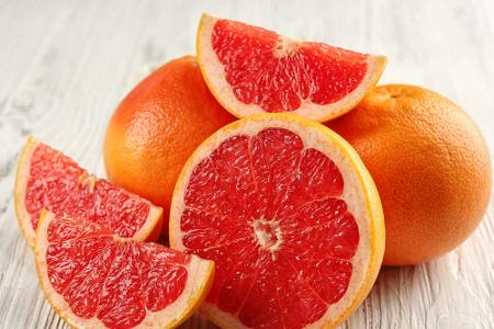 Grapefruits wirken ähnlich wie Zitronen - lassen sich aber viel leichter verspeisen, da sie besonders im Sommer ein erfrisch...