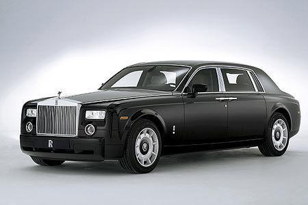 Während die Fondpassagiere im Original-Rolls-Royce Phantom ordinär zu zweit sitzen, hat Geely im GE Fond einen regelrechten ...