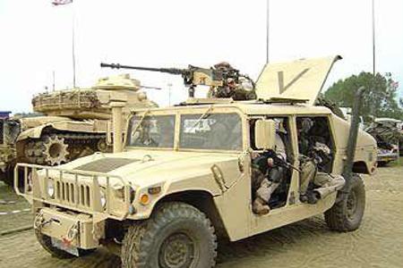 ... Hummer Humvee ist nicht ganz zufällig. Zumindest der Ur-Hummer in der Militärversion ist durchaus geländetauglich.