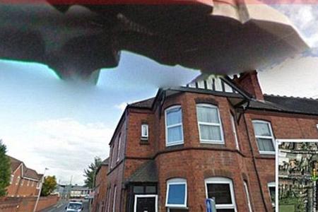 Anfang 2010 wurde dieses Bild in Google Street View gesichtet: Ein Ufo über der britischen Stadt West Bromwich? Oder machte ...