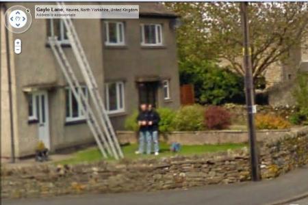 Sind auf dieser Aufnahme auf Google Street View in Großbritannien siamesische Zwillinge zu sehen? Machen die Männer gleichze...