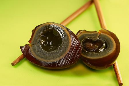 Tausendjähriges EiMit den Jahrhunderten gereiftChinesen trauen sich an Gerichte heran, bei denen unsereGeschmack- und Geruch...