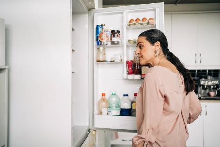 Frau am Kühlschrank