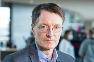 SPD-Gesundheitsexperte Karl Lauterbach mit AstraZeneca geimpft