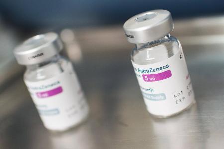 AstraZeneca Impfstoff in Flaschen