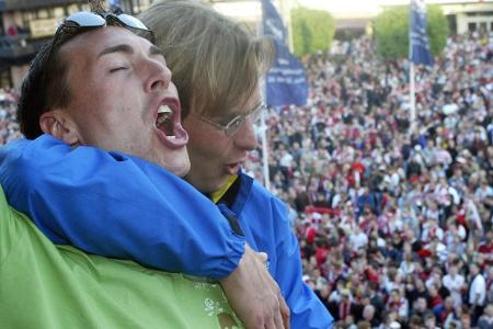 ... doch ein Jahr später ist es endlich soweit: Gemeinsam mit Keeper Dimo Wache (l.), seinem Team und den emotionalen Fans f...