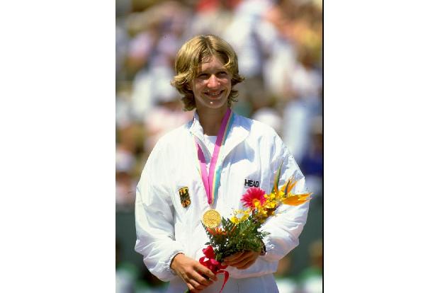 Als jüngste Teilnehmerin sorgt Steffi Graf 1984 beim Olympischen Demonstrationsturnier in Los Angeles für Furore. Mit zarten...