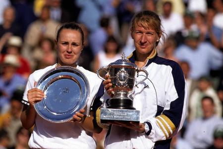 1999 gewinnt die mittlerweile 29-jährige Graf noch einmal ein Grand-Slam-Turnier. Im Finale der French Open besiegt sie die ...