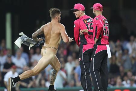 Beim Big Bash zwischen den Cricket-Mannschaften der Sidney Sixers und den Sidney Thunders können sich die Sixers-Profis Dani...