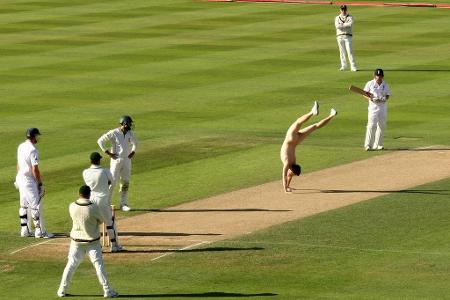 Da staunten die Spieler beim Cricket-Match zwischen England und Südafrika nicht schlecht. Ein nackter Mann versuchte sich mi...