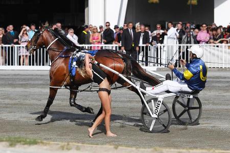 Bevor beim NZ Trotting Cup 2011 in Neuseeland der Startschuss fiel, fielen bei dieser Dame die Hüllen.