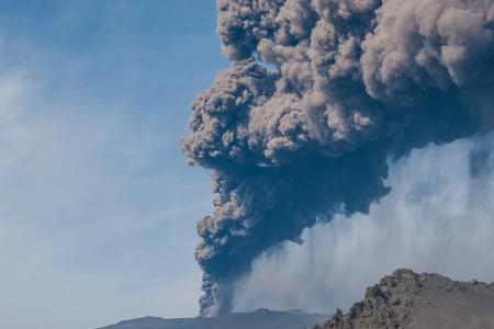 Vulkanausbrüche weltweit: Spektakuläre Bilder aus dem Erdinneren