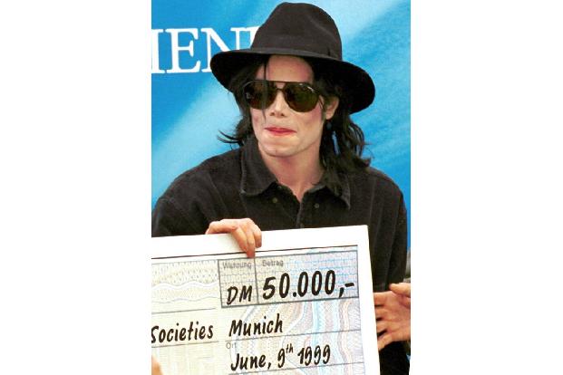 Fans von Michael Jackson haben bislang keinen Erfolg damit gehabt, einen Nationalfeiertag für ihr Idol in den USA zu erstreiten. Immerhin: Im New Yorker Stadtteil Brooklyn gibt es einen Michael Jackson Day.