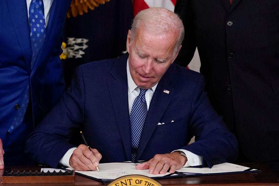US-Präsident Joe Biden unterzeichnet das Gesetz zum Klimawandel und zur Gesundheitsversorgung.