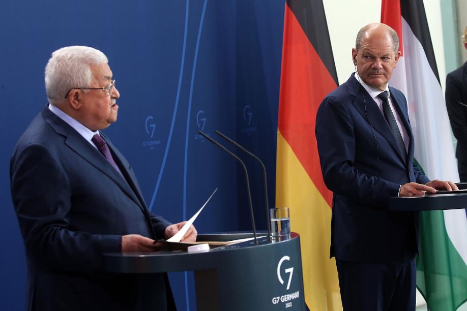 Bundeskanzler Olaf Scholz und Palästinenserpräsident Mahmoud Abbas (l) während der Pressekonferenz in Berlin.