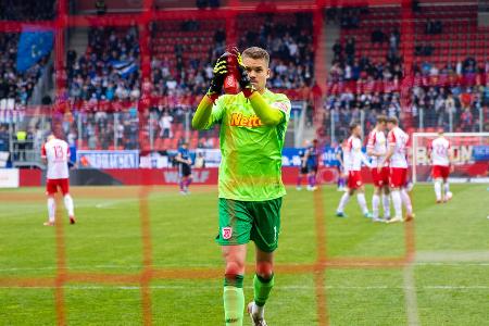 Zugang fix: Alexander Meyer (Jahn Regensburg) - Der 31 Jahre alte Schlussmann übernimmt die Rolle als Nummer zwei von Hitz. Ein Bundesligaspiel hat Meyer bislang allerdings nicht in seiner Vita stehen. Immerhin: Den BVB kostet er wegen seines auslaufenden Vertrags keine Ablöse.
