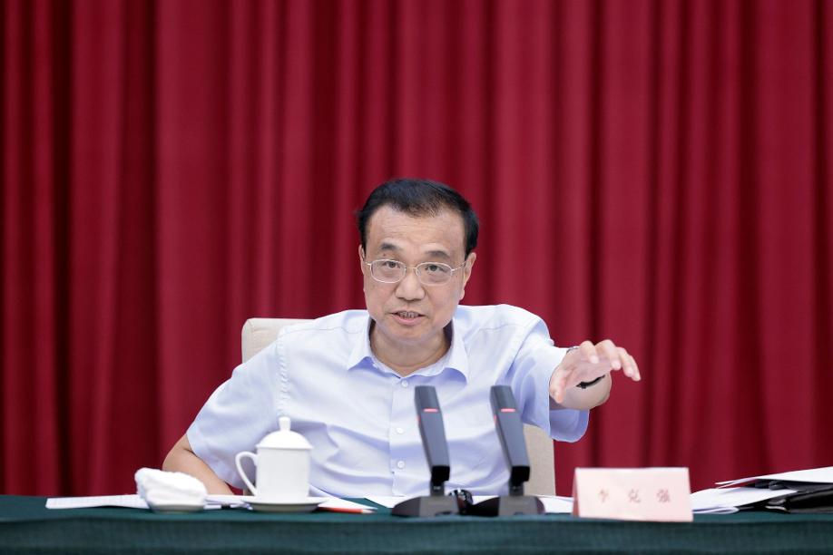 Der chinesische Ministerpräsident Li Keqiang leitet ein Symposium über die wirtschaftliche Lage in Shenzhen in der südchinesischen Provinz Guangdong.