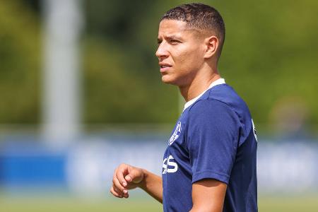Amine Harit (FC Schalke 04) - Vertrag bis 2024 - Schon seit dem vergangenen Sommer hat der Edeltechniker bei Schalke keine Zukunft mehr. Nach einer Leihe in der Vorsaison soll er nun endgültig weg, um sein Gehalt von angeblich rund fünf Millionen Euro pro Spielzeit einzusparen. Lose Spuren führten zuletzt nach Spanien, Frankreich und in die Türkei.