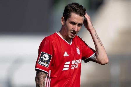 Adrian Fein (FC Bayern München) - Vertrag bis 2023 - Mit einem Bein war das Mittelfeldtalent in diesem Sommer schon in den USA. Doch sein Wechsel zum Los Angeles FC platzte auf der Zielgeraden. Fest steht, dass Fein in den Plänen von Julian Nagelsmann keine Rolle spielt. Noch wird nach einem Abnehmer gesucht.