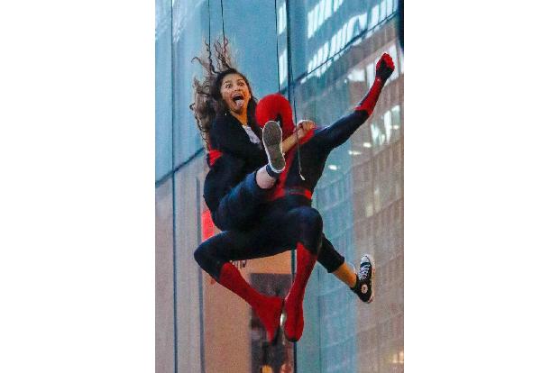 Man hatte Zendaya und Tom Holland vor Liebe am Arbeitsplatz gewarnt. Produzentin Amy Pascal nahm ihre beiden Hauptdarsteller*innen sogar beiseite, bevor die Dreharbeiten zu 'Spider-Man: No Way Home' b ...