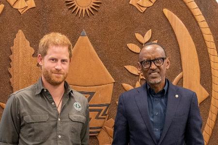 Prinz Harry besuchte ein Massengrab in Ruanda Prinz Harry besuchte ein Massengrab in Ruanda