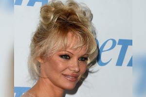 Pammy Updo: Pamela Andersons Lieblingsfrisur feiert ein Comeback